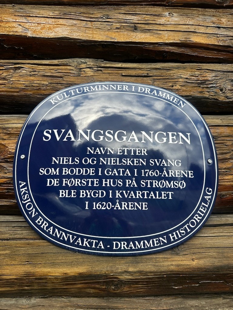 Eiendommen ligger i et område regulert til boligbebyggelse med formål "bevaringsområde". Skilt i området viser historie, med referanse til 1620-årene. Galleribilde
