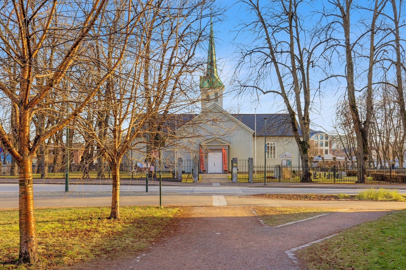 Strømsø kirke med sine flotte omgivelser ligger i nærområdet. Galleribilde