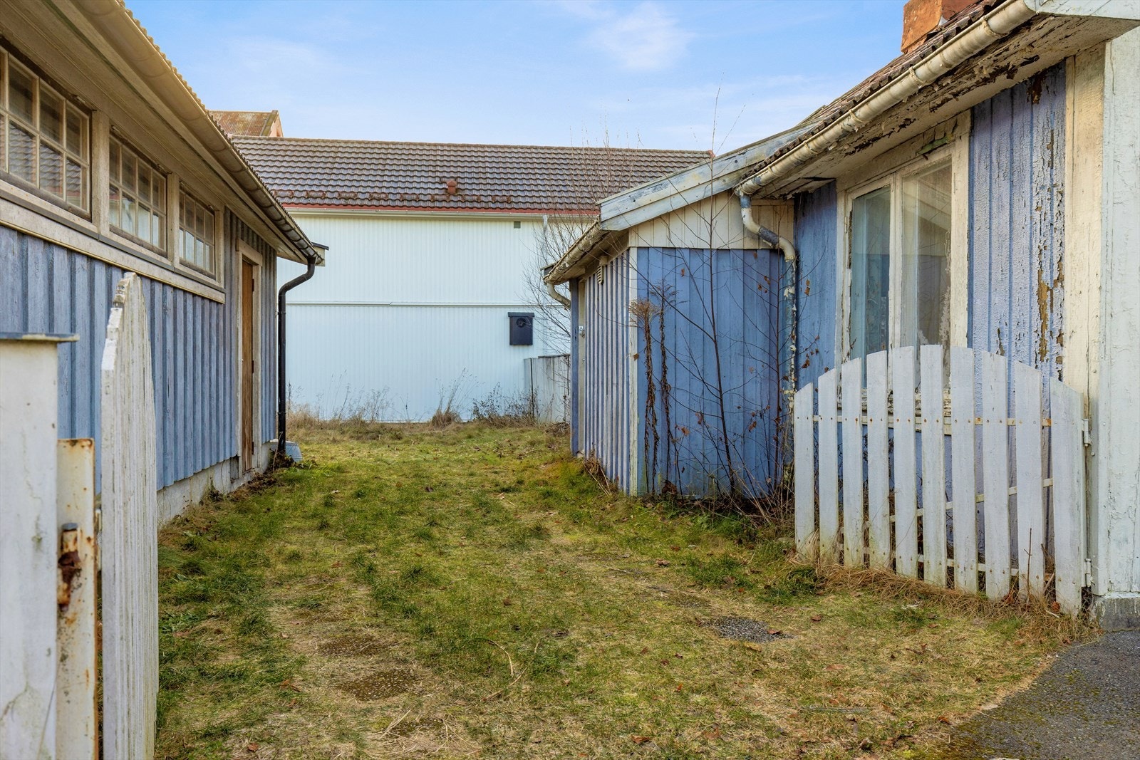 Mulighet for parkering på egen tomt, på plenen mellom bygningene. Galleribilde