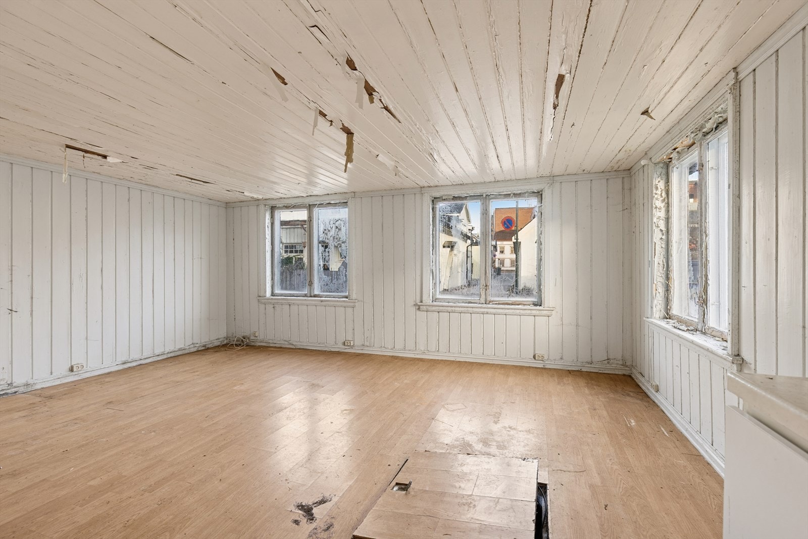 Stuen har godt med naturlig lysinnslipp. Laminatgulv og malte panelvegger. Galleribilde