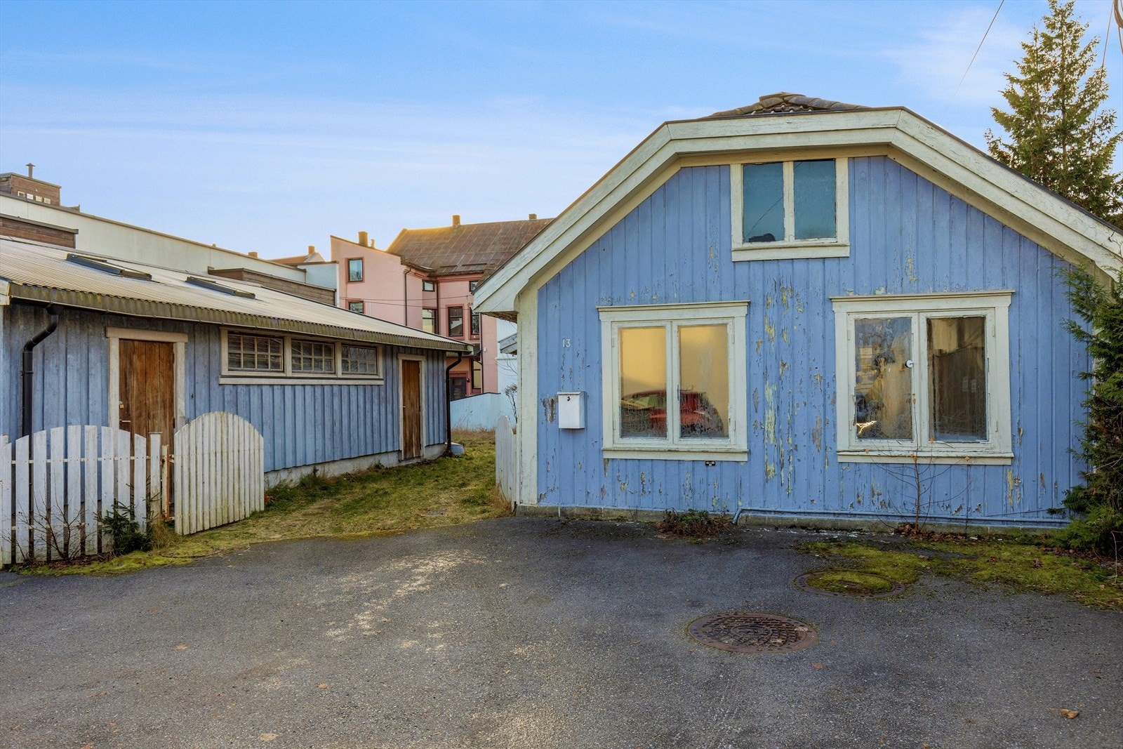 Bygningsmassen består av en enebolig antatt oppført rundt 1750 og et stort uthus. Galleribilde