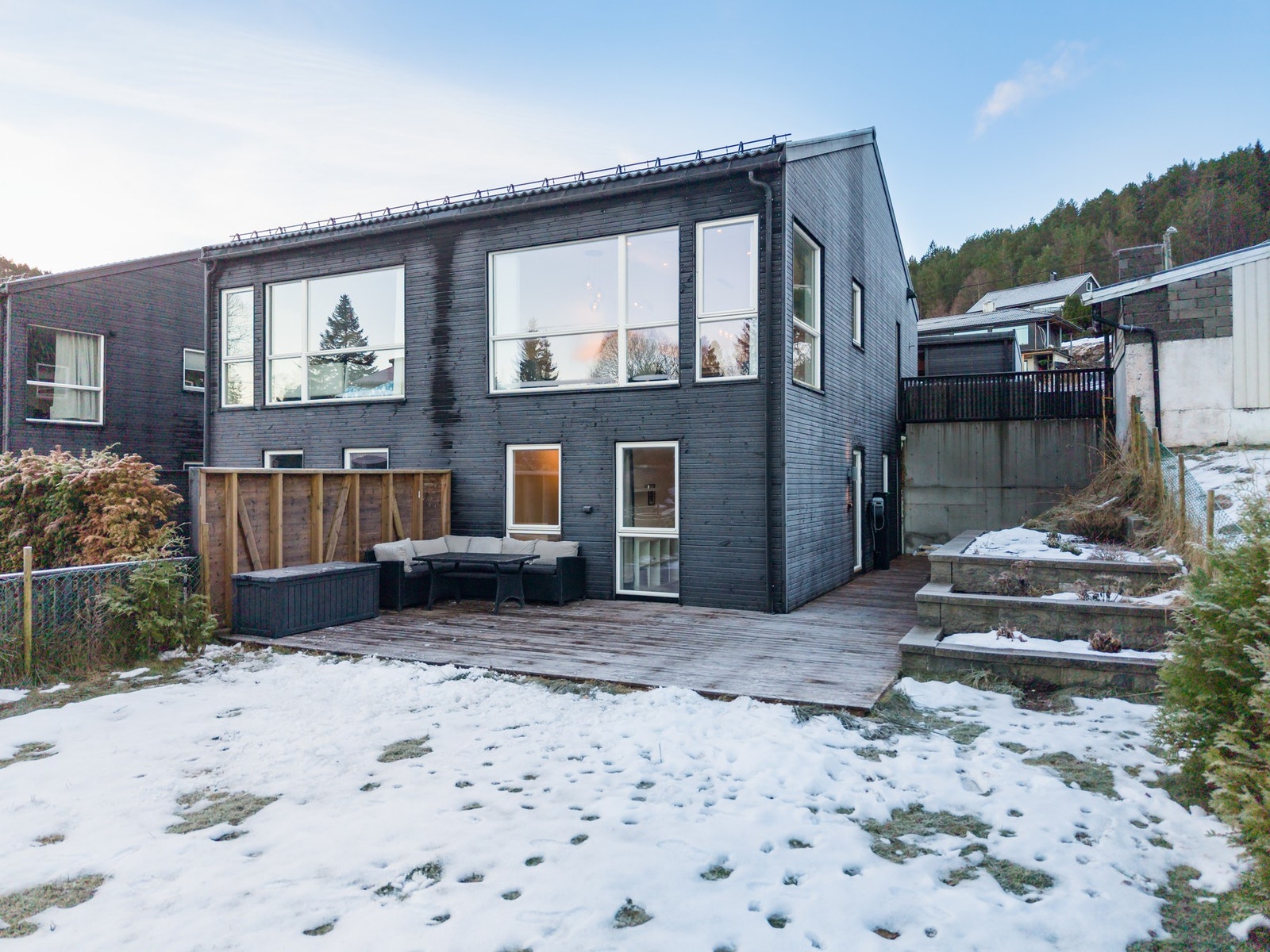 Rikelig stort og innegjerdet uteområde. Galleribilde