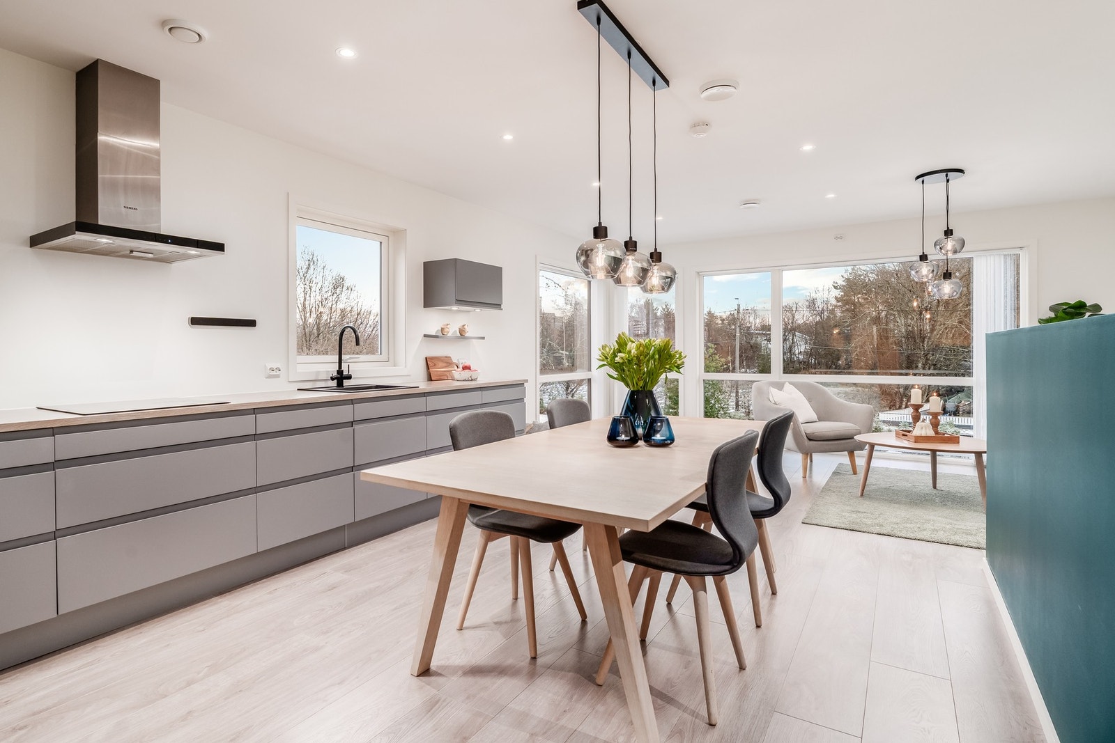 Her er det rom for stort spisebord og sosialt samvær. Galleribilde