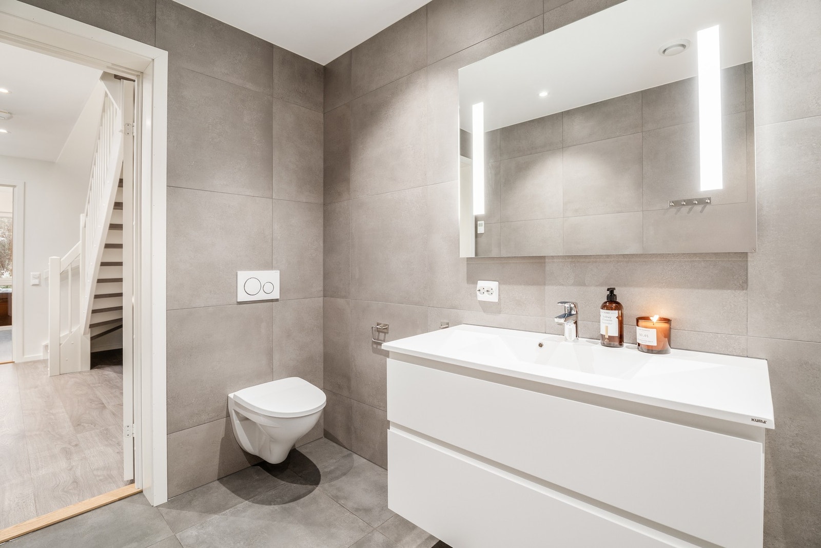 Speil med integrert lys og baderomsinnredning for oppbevaring av velværeprodukter. Galleribilde