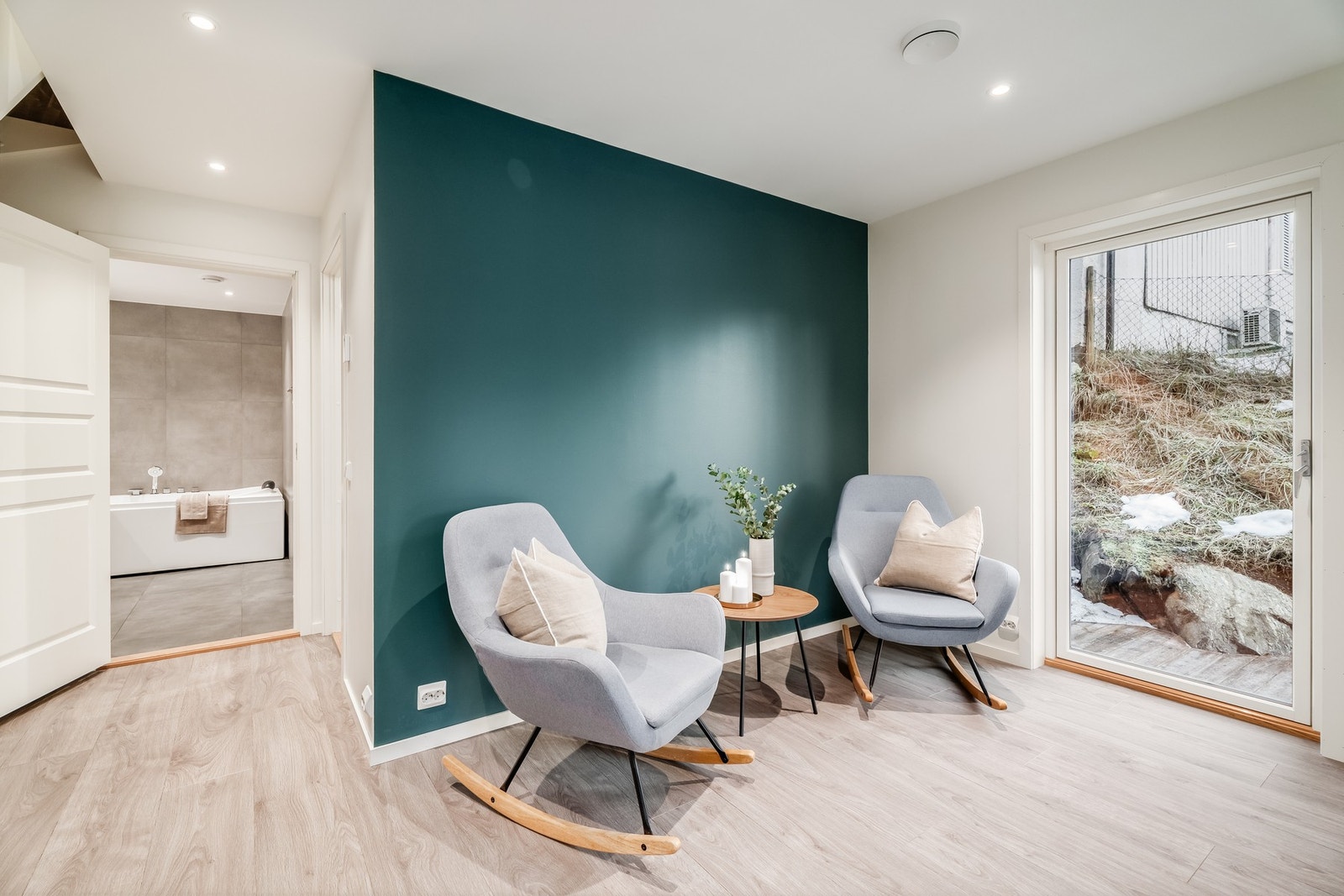 Kjellerstuen har utgang til stort uteområde. Galleribilde