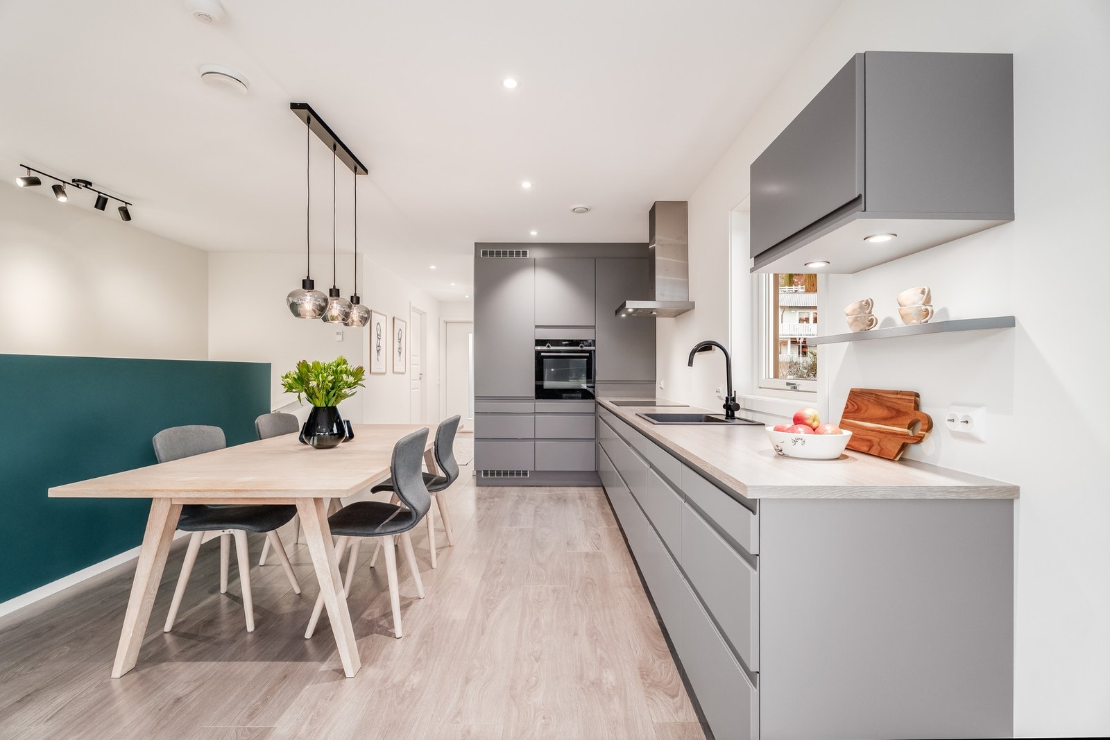 Et stilrent moderne kjøkken med integrerte hvitevarer. Galleribilde