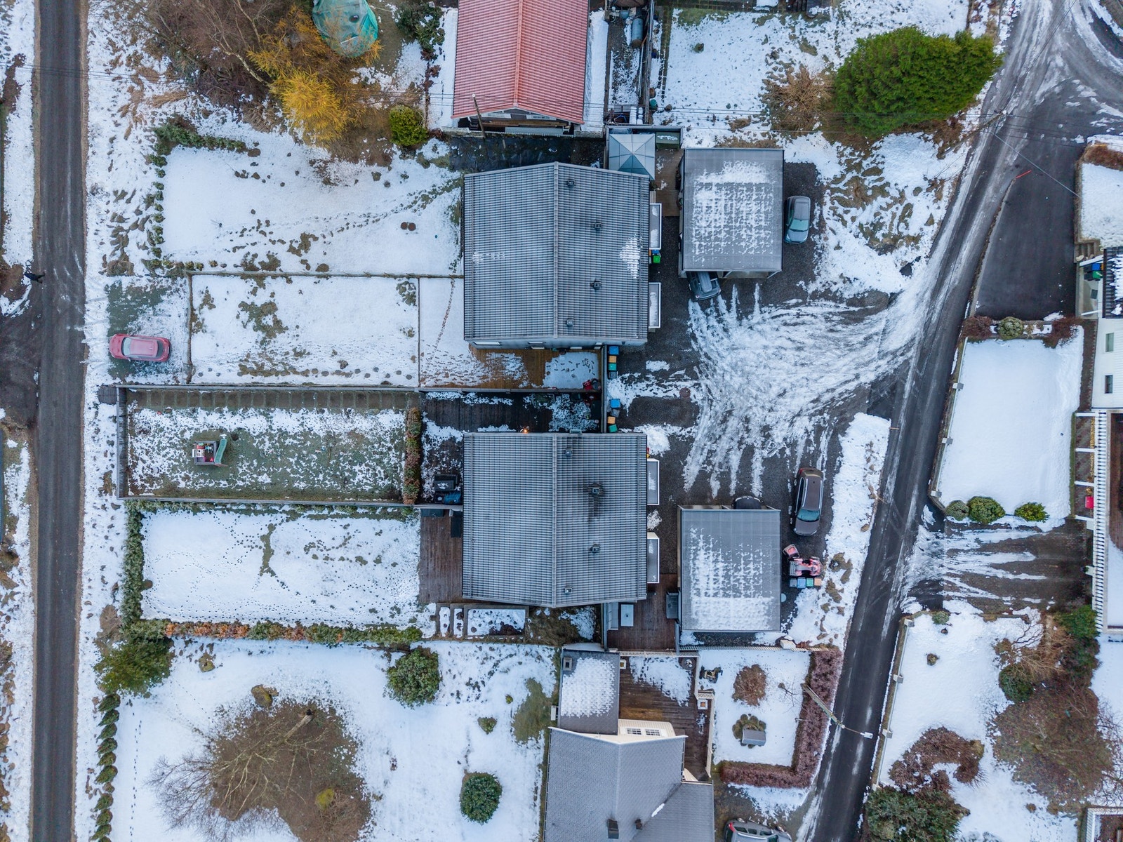Alt uteområde er i registrert felles, men sameiet har en enighet om bruken for hver seksjon. Galleribilde