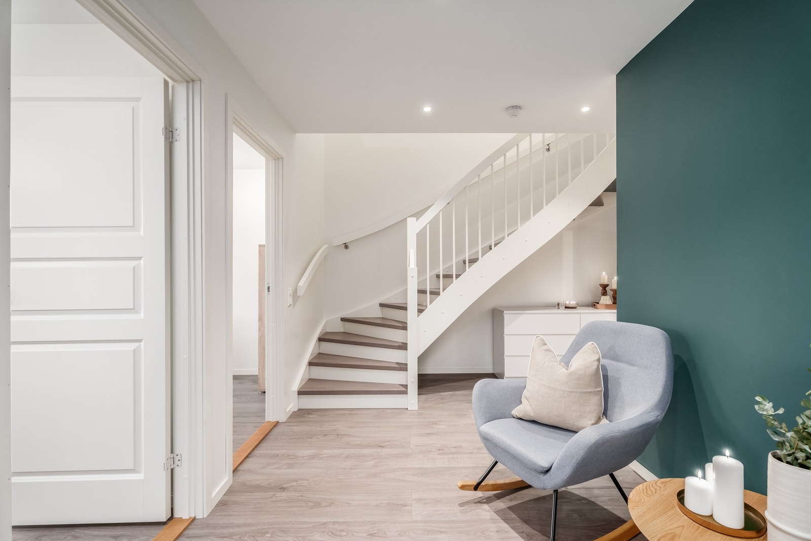 Sokkeletasjen består av tre soverom, kjellerstue og bad. Galleribilde