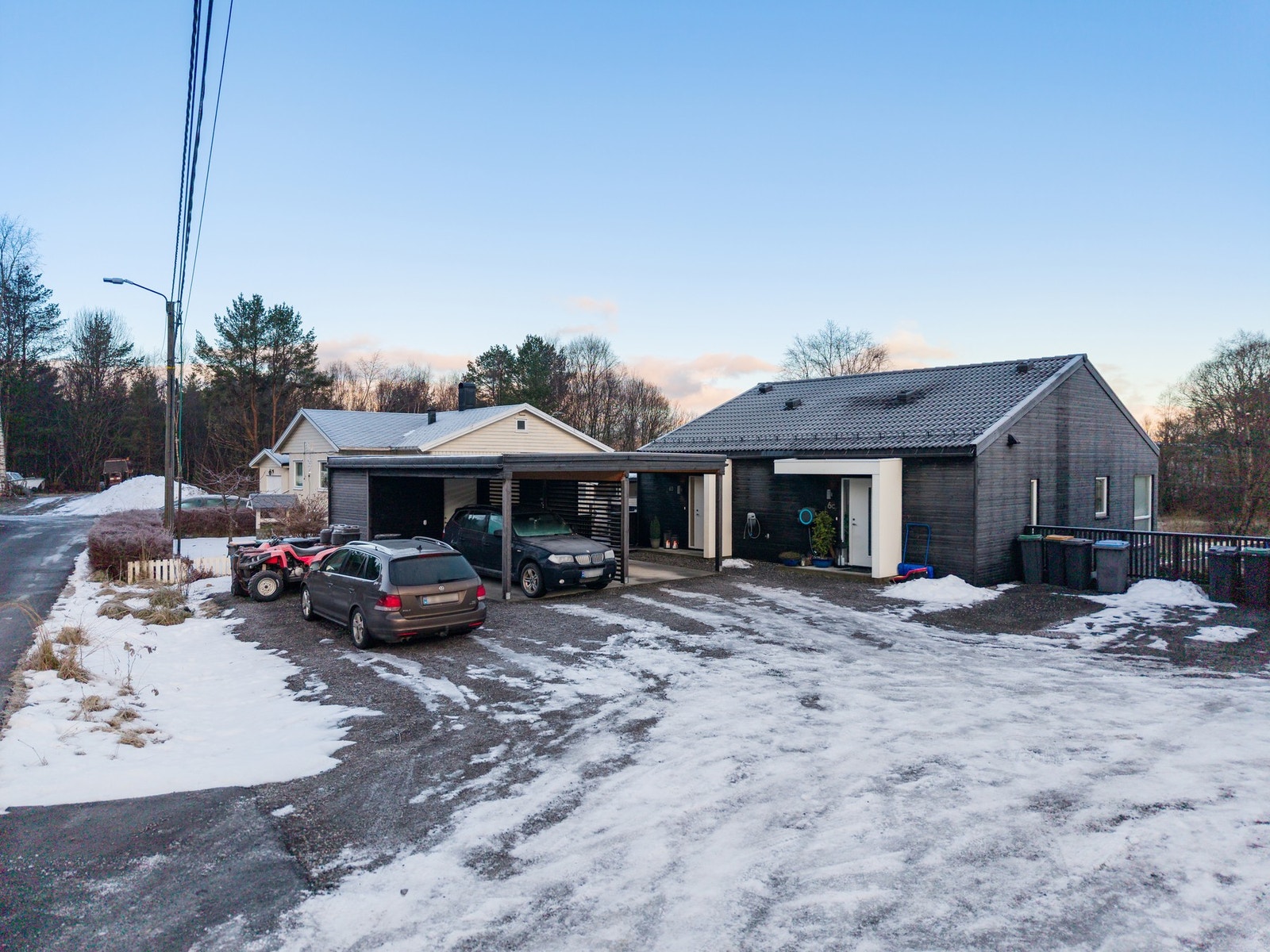 Godt med felles oppstillingsplass for gjester og evt. bil nr. 2 Galleribilde