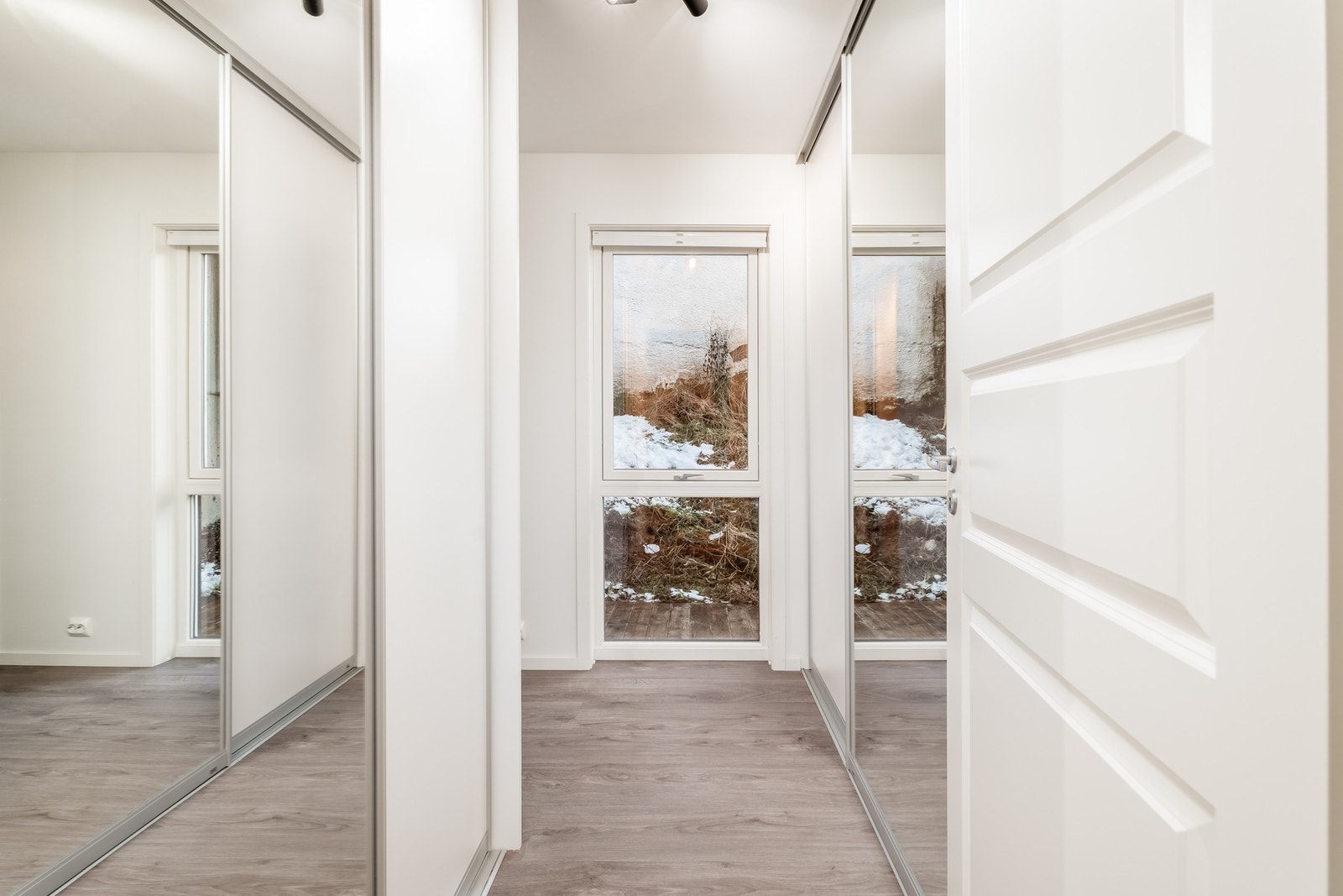 Med egen walk through garderobe som forenkler hverdagen. Galleribilde