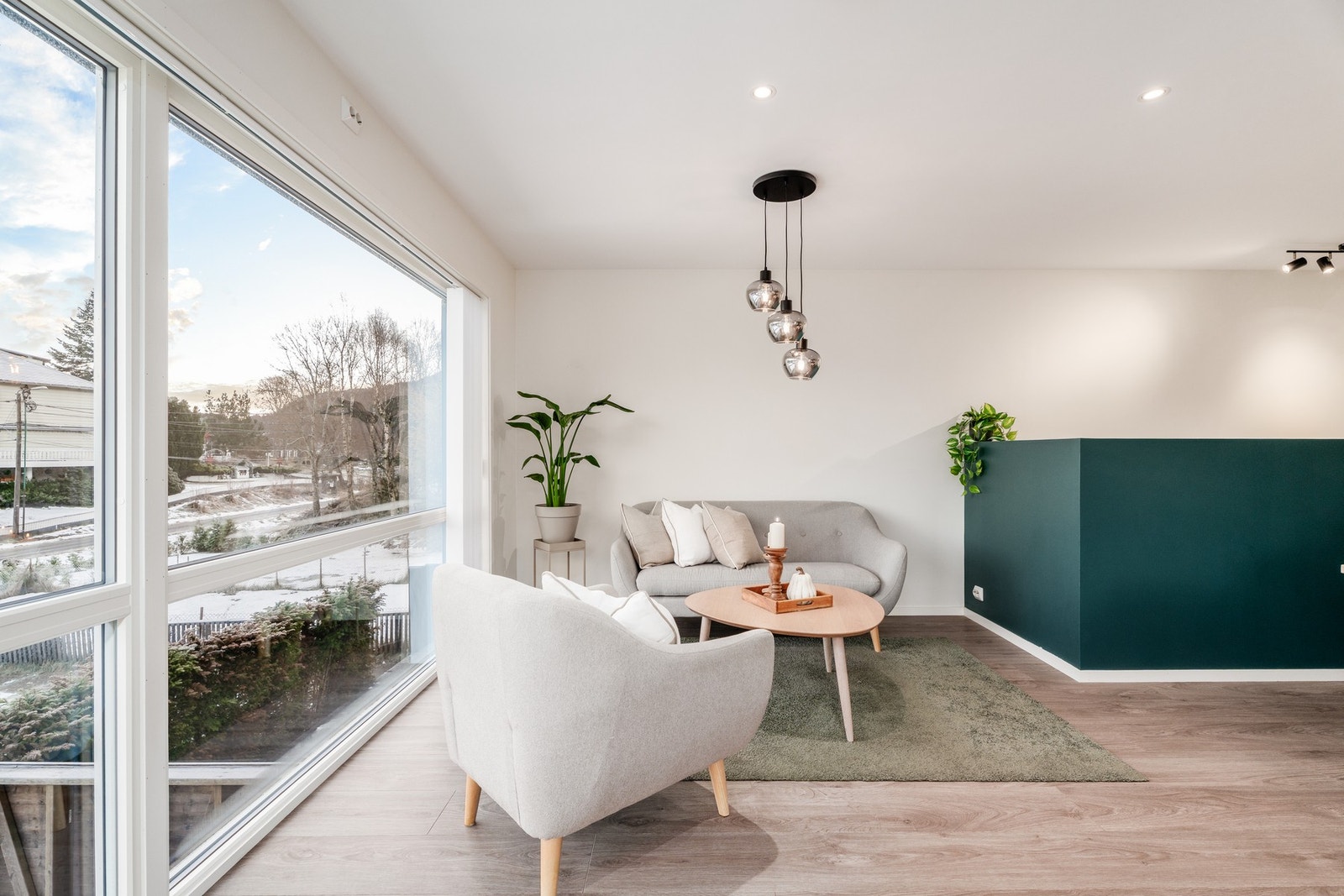 Stuen har naturlige møbleringssoner. Galleribilde