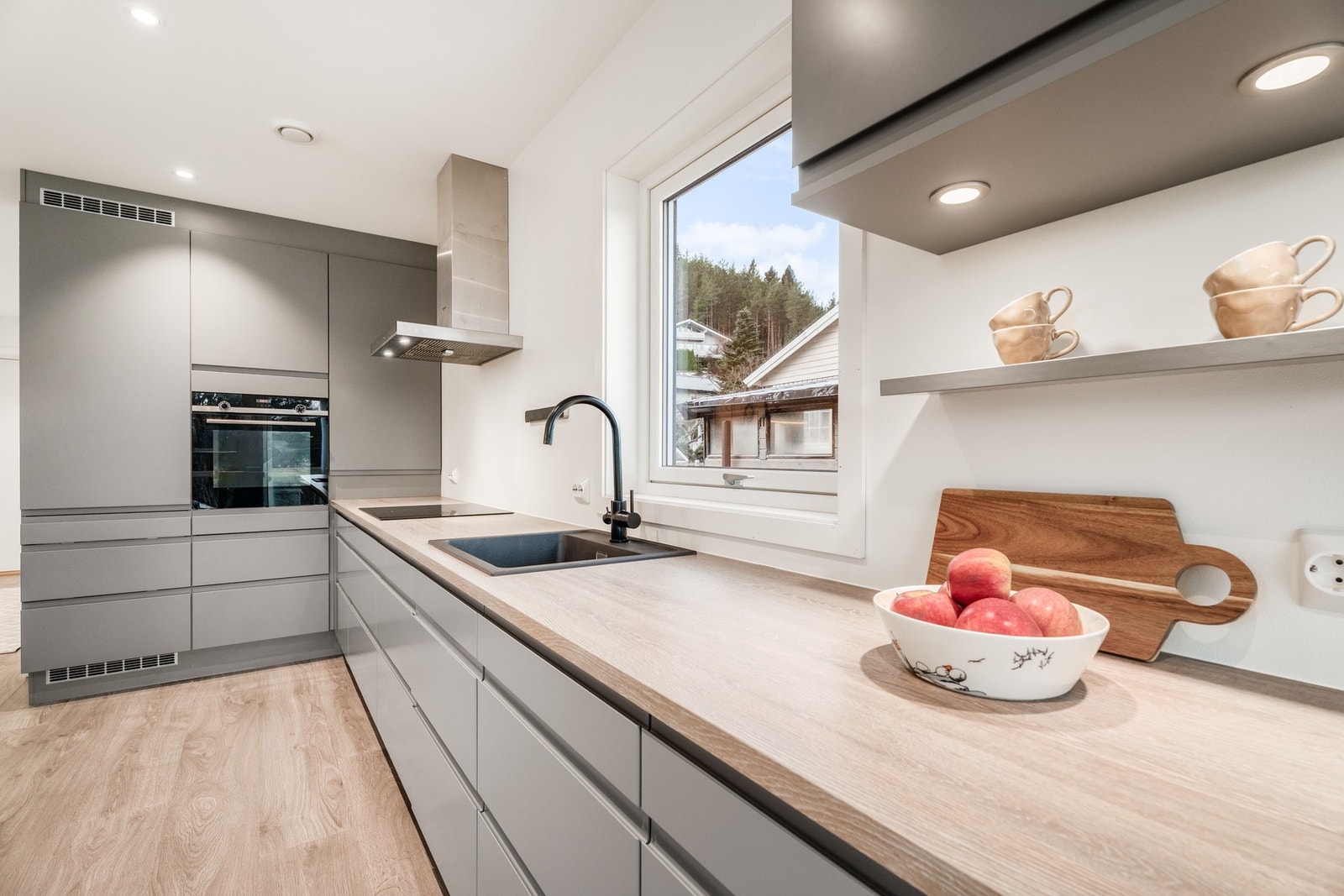 Ift. standardleveranse er kjøkkenet utvidet med større benkplass og oppbevaringsplass. Galleribilde