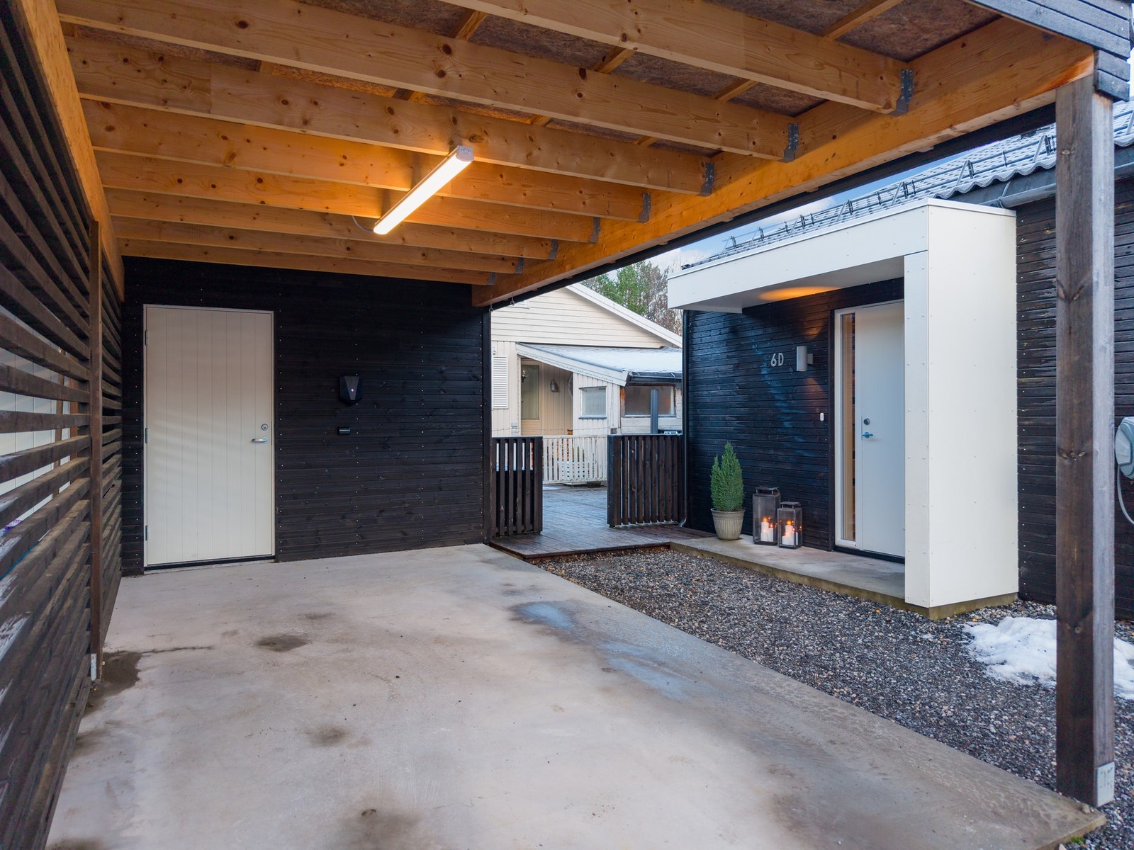 Carport med perfekt plassering like ved døren. Bod i bakkant og EL-billader er installert. Galleribilde