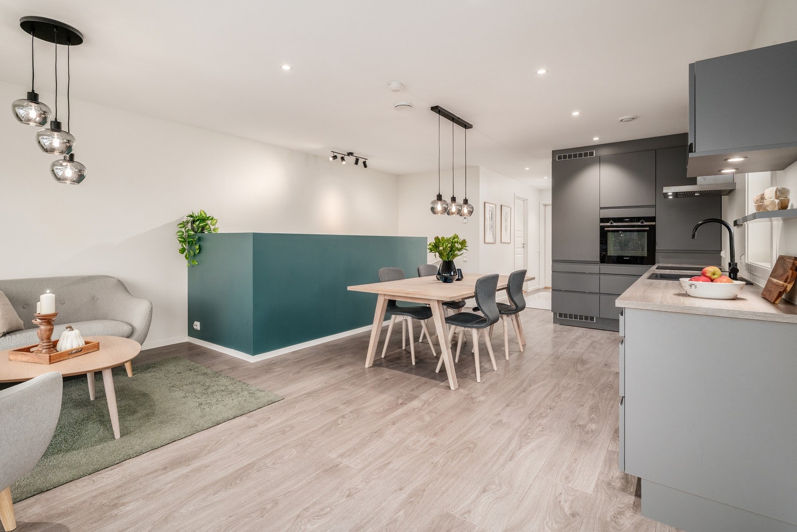 Med spisebordet i kjøkkenområdet får man en enkel serveringsvei. Galleribilde