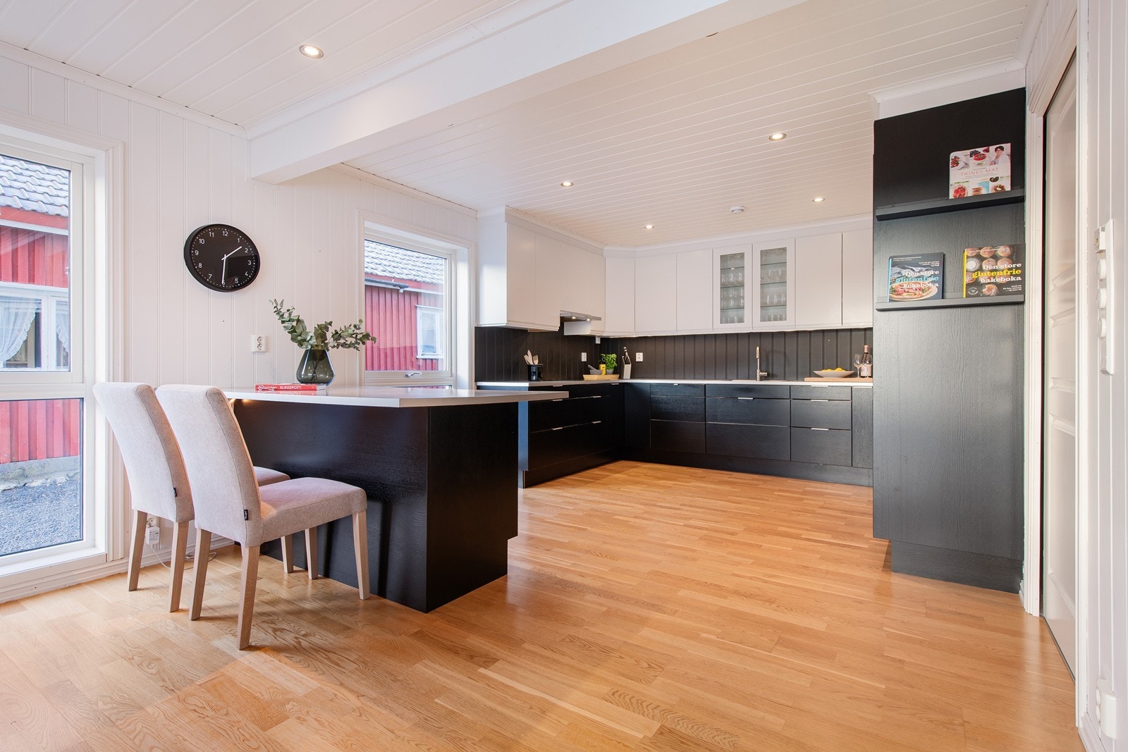 Åpen kjøkken løsning med store vindusflater som skaper mye luft og åpen plass Galleribilde