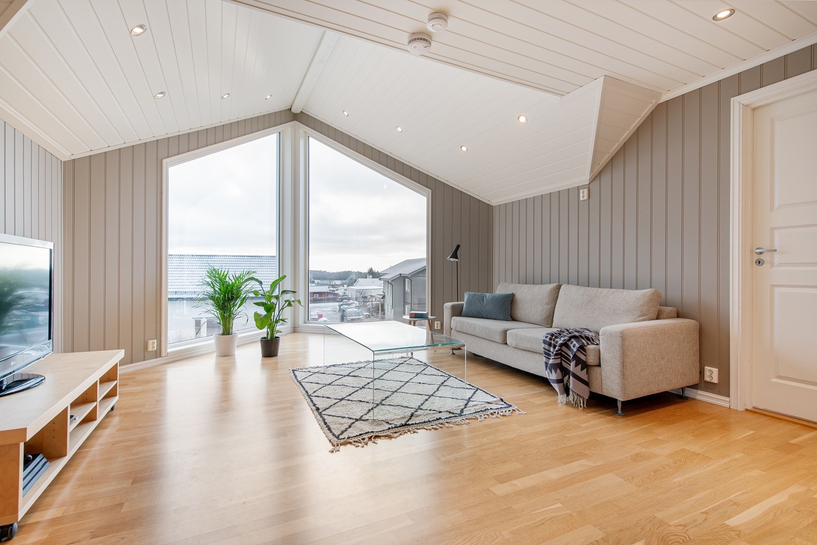 Her er det plass til stor sofagruppe og lekestue Galleribilde