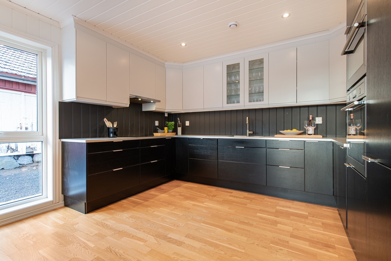 Kjøkkenet er stilfult med svarte fronter nede og hvite oppe Galleribilde