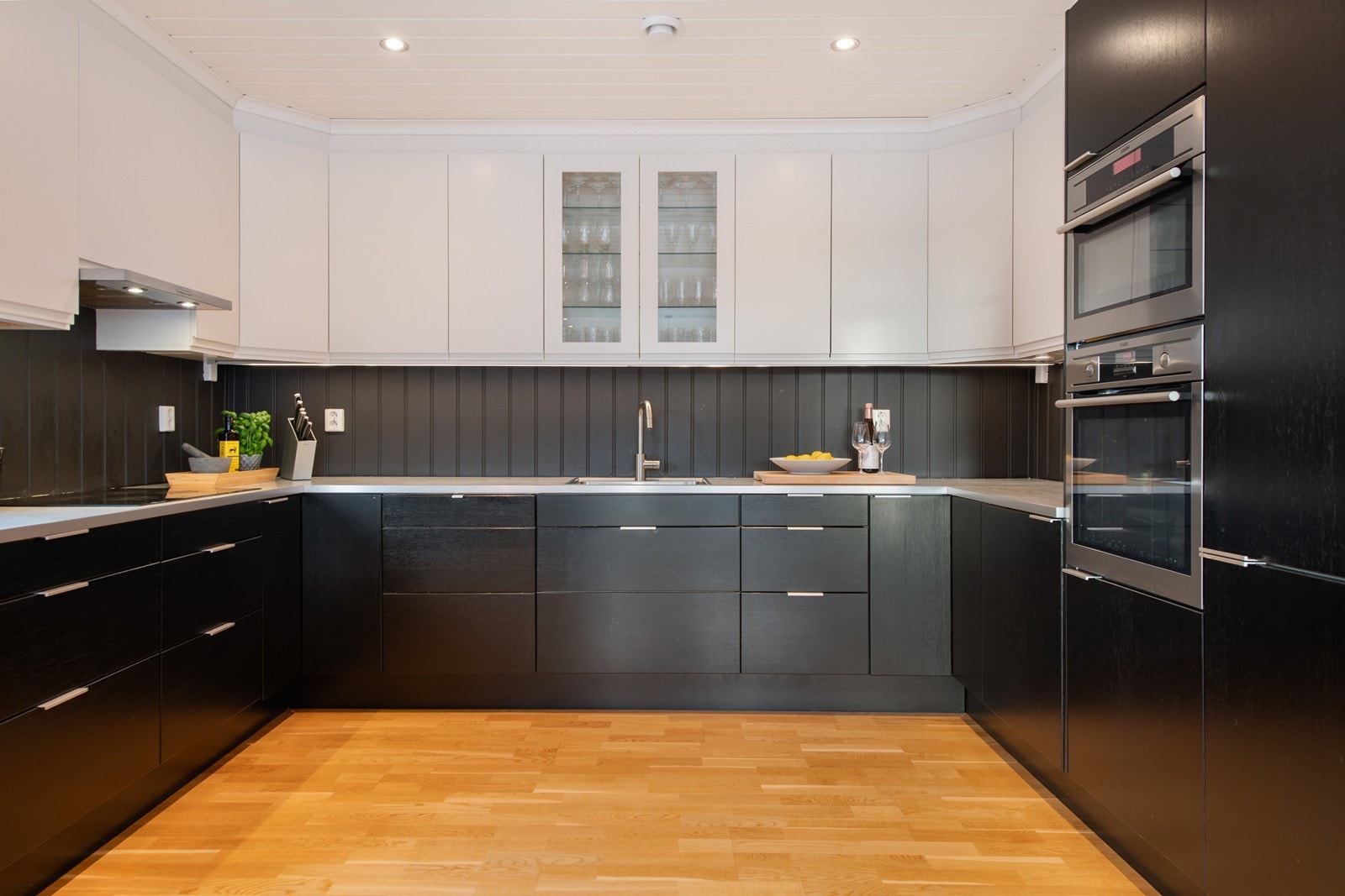 Utrolig god benk- og skapplass Galleribilde