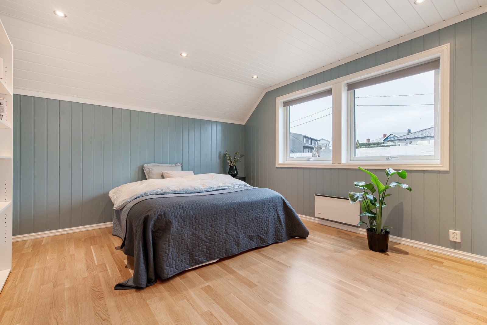 Nordvendt soverom. Store vindusflater og har plass til en stor seng, nattbord og garderobeløsning Galleribilde