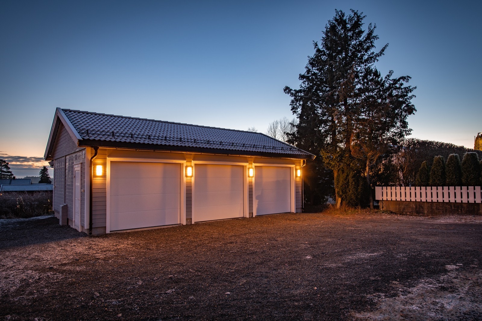 Flott belyst garasje Galleribilde