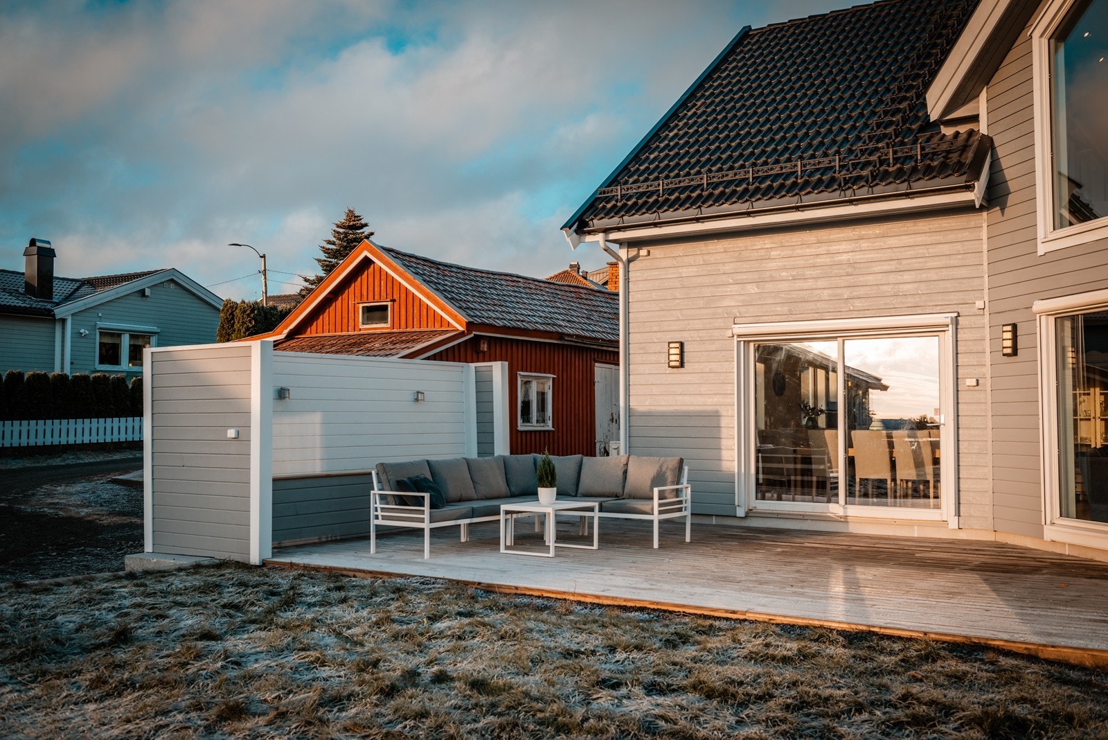 Sittegruppe på terrassen med blomsterkasse/blomstervegg Galleribilde