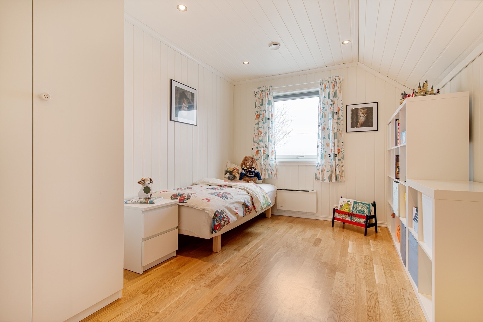 Soverom med plass til blant annet seng og garderobeløsning Galleribilde