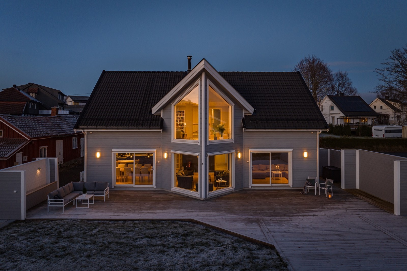 Flott fasade med stor terrasse Galleribilde