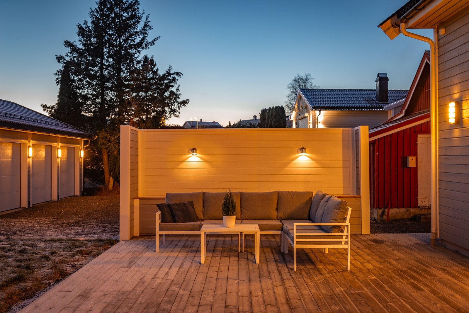 Levegg med blomsterkasse Galleribilde