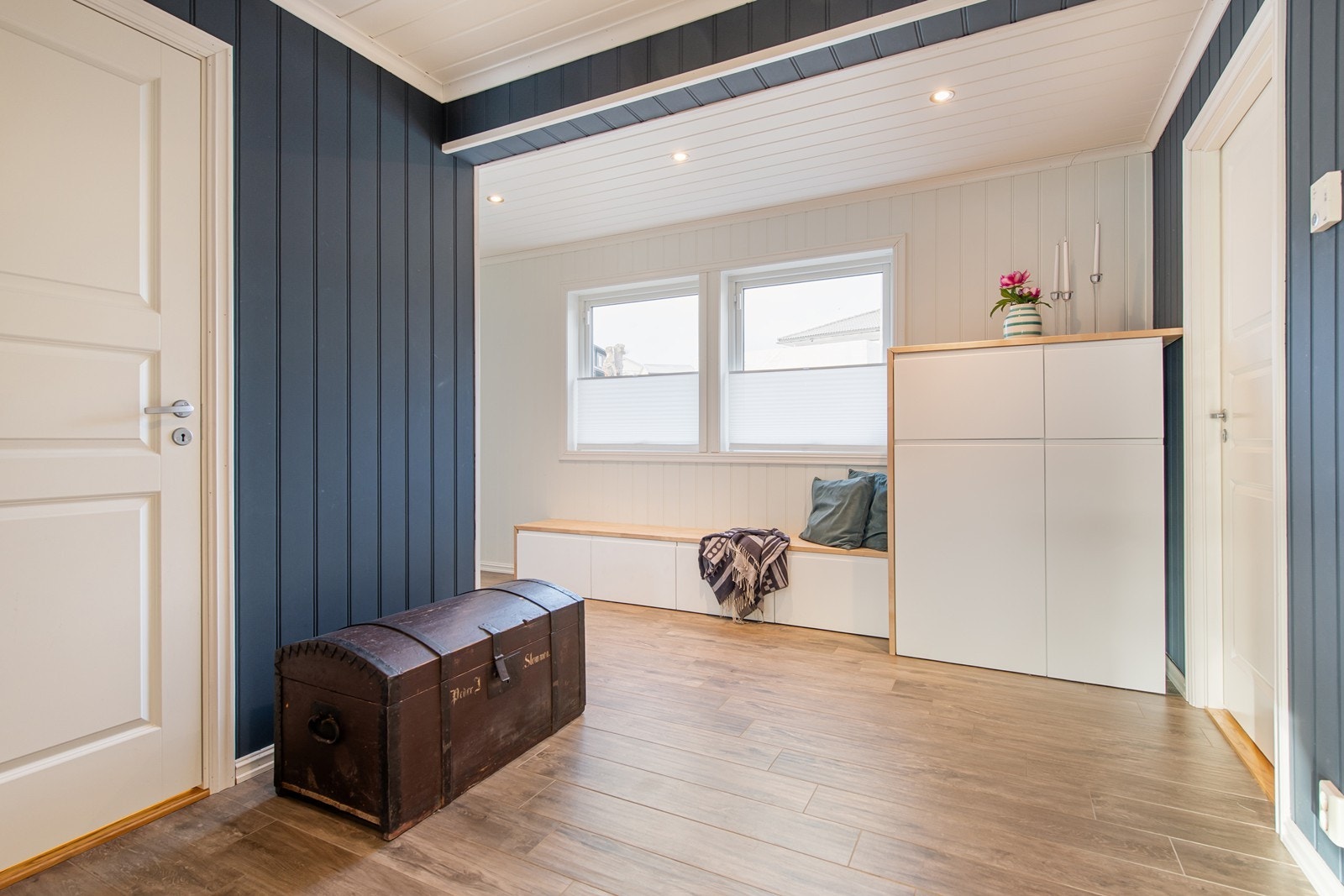 Stor entré hvor man får plass til å være mange samtidig Galleribilde