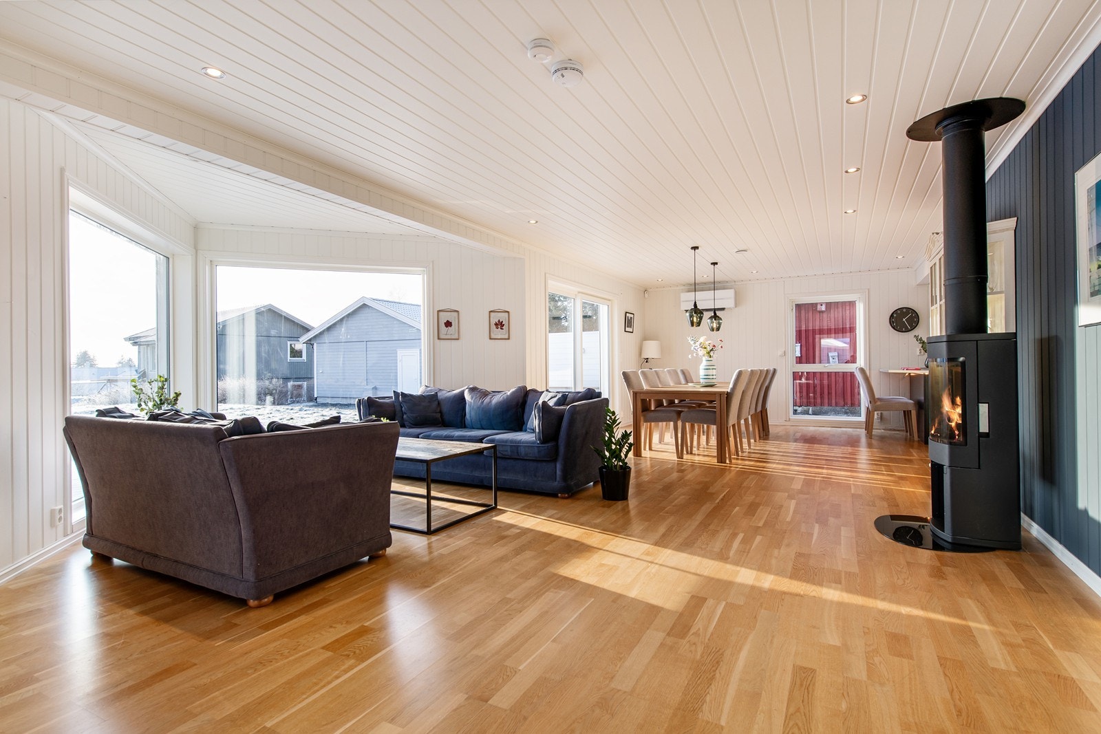 Stuen er av stor størrelse, og har plass til sofagruppe og spisebord Galleribilde