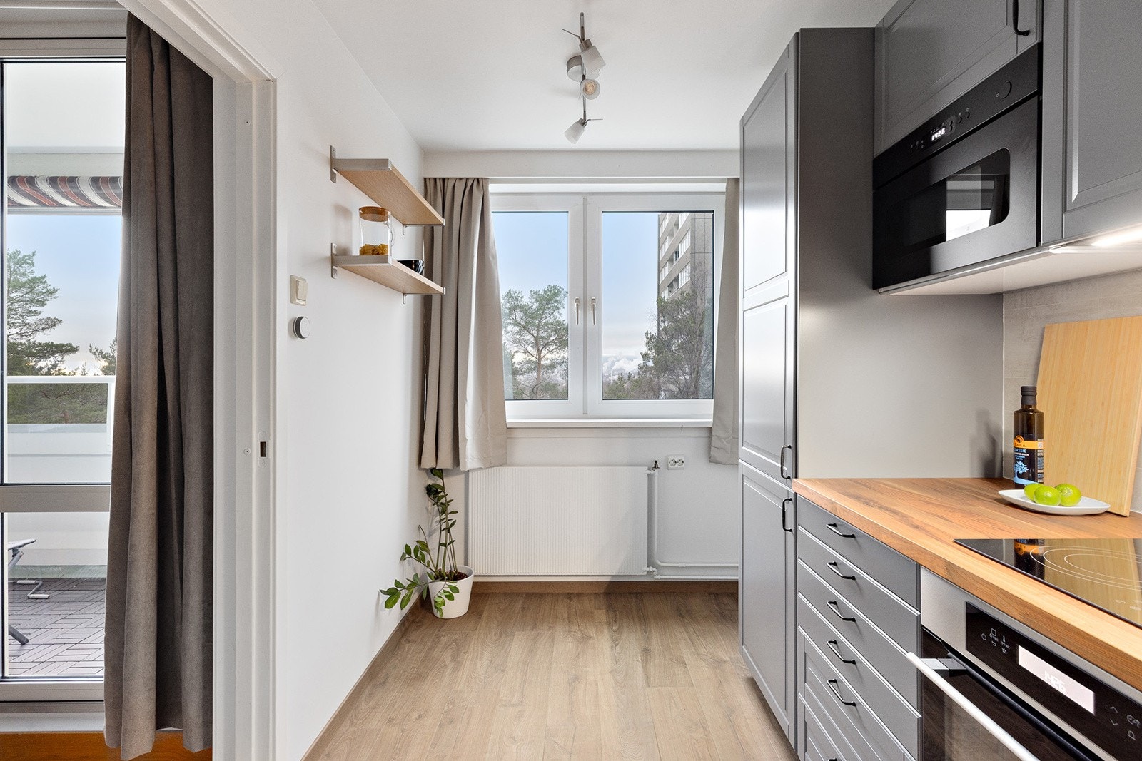 Lyst og fint kjøkkenrom Galleribilde