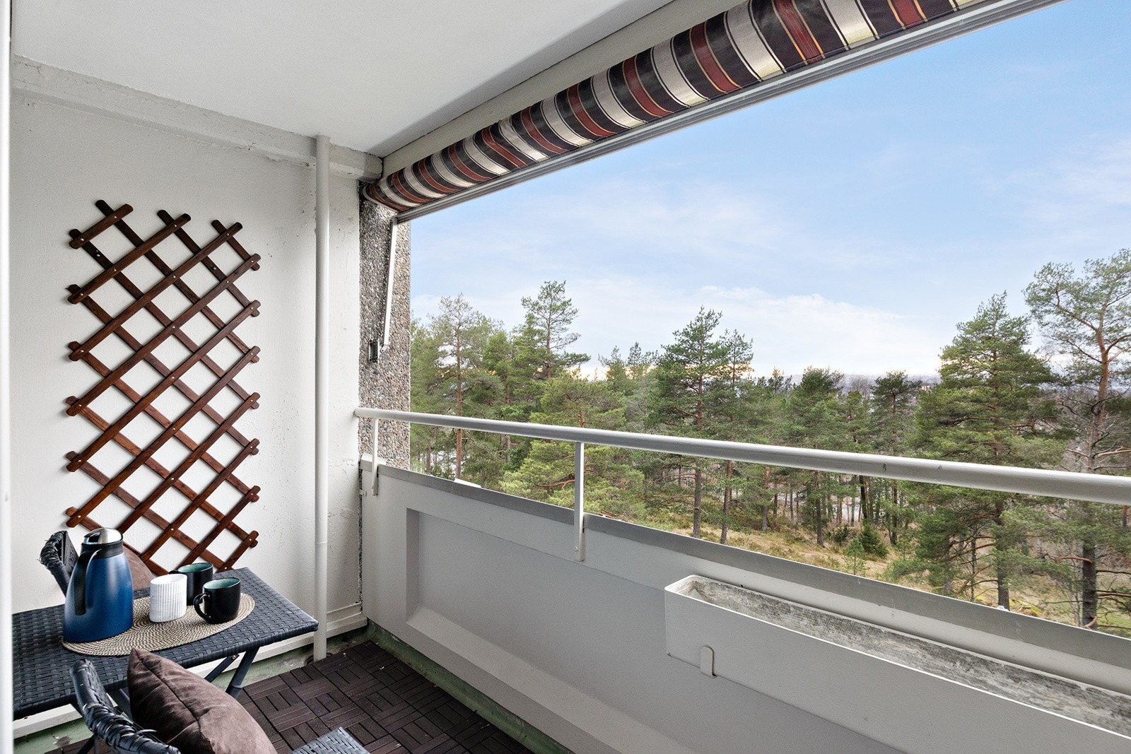 Balkong vender mot naturområde Galleribilde