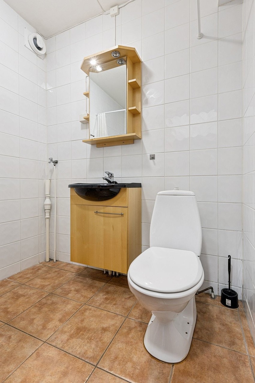 Komplett flislagt bad med opplegg til vaskemaskin.