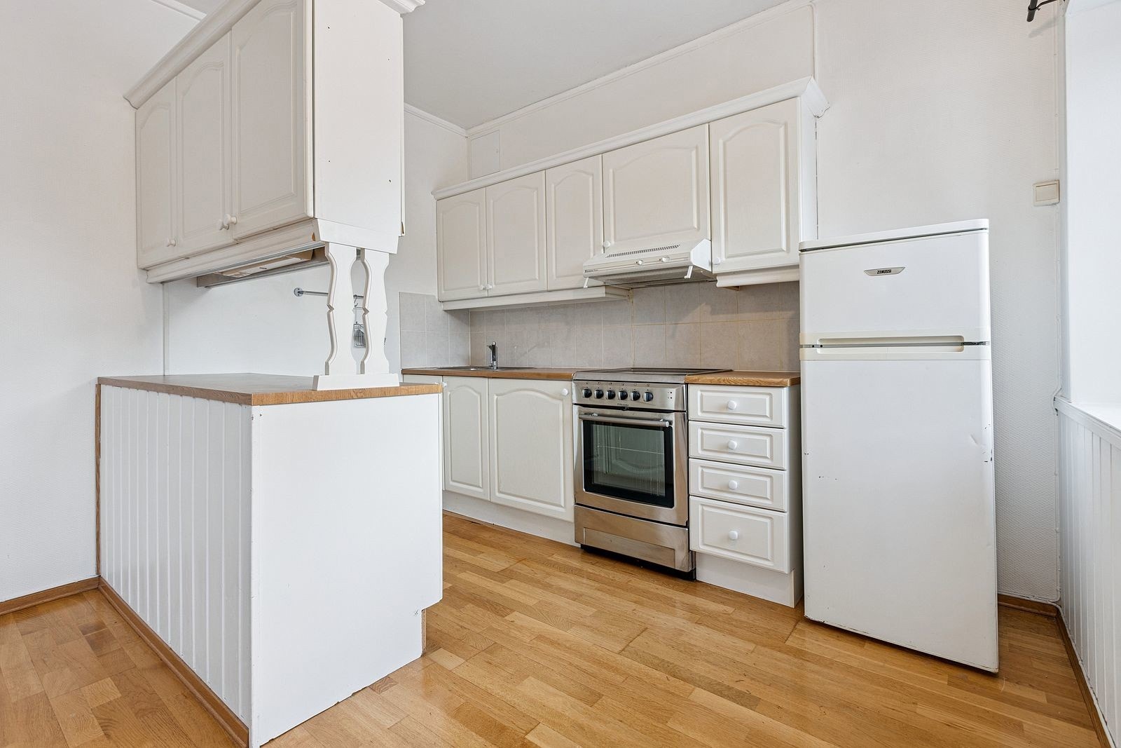 Kjøkken med øyløsning og rikelig med skap- og benkeplass.