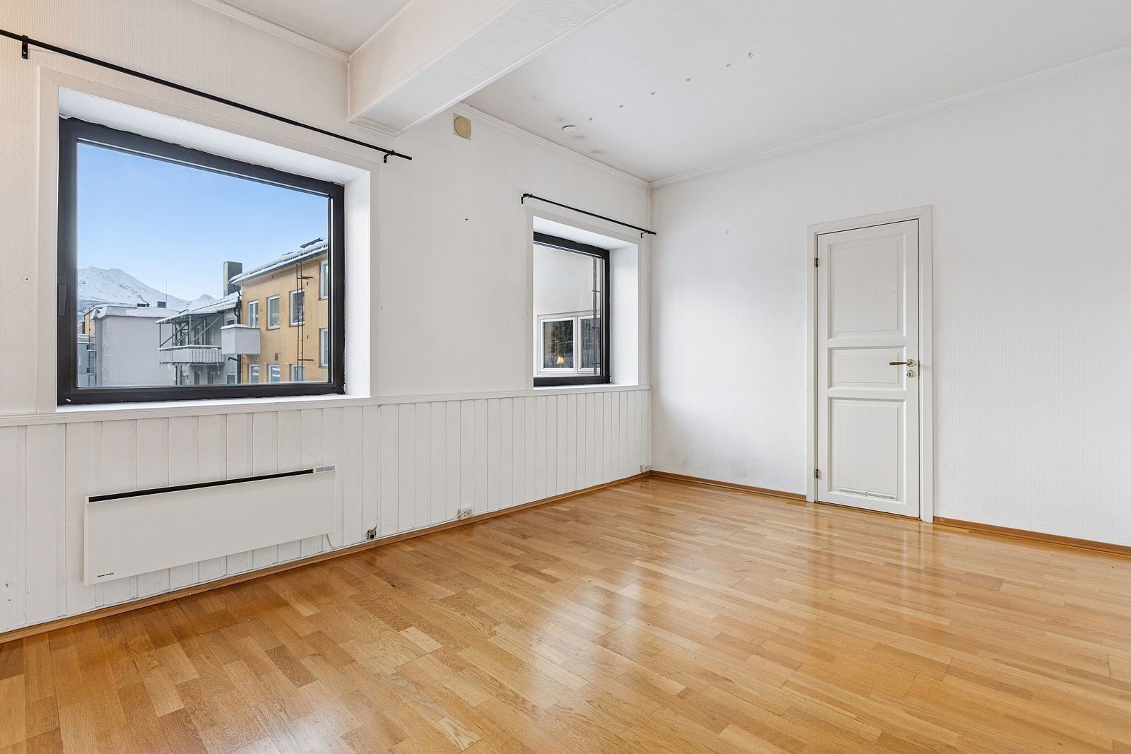 Leiligheten er lys og har store vinduer som gir mye naturlig lys.