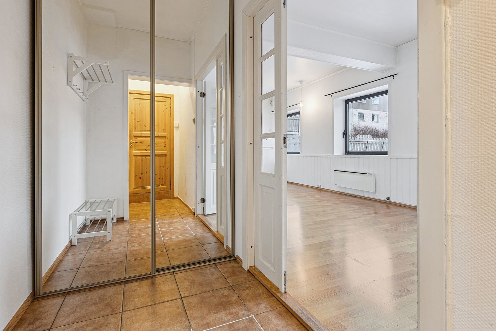 Stor gang med speilskap.