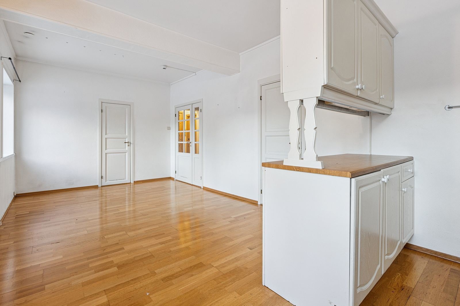 Åpen stue/kjøkkenløsning som gir et leiligheten et romslig uttrykk.