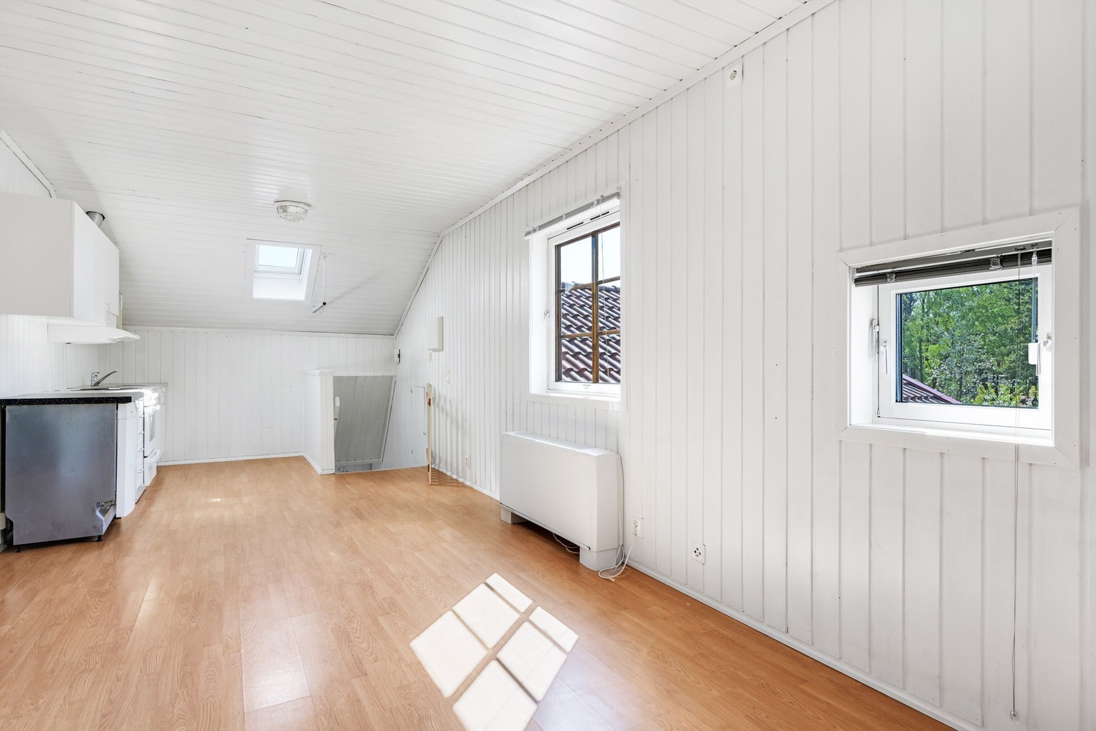 I sidebygningen i 2. etg. er det stue, kjøkken, bad og to soverom Ifølge selgers opplysninger er tiltaket ikke omsøkt og det er heller ikke tatt stilling til om dette lar seg gjøre. Etasjen er av den grunn ikke godkjent for varig opphold Galleribilde