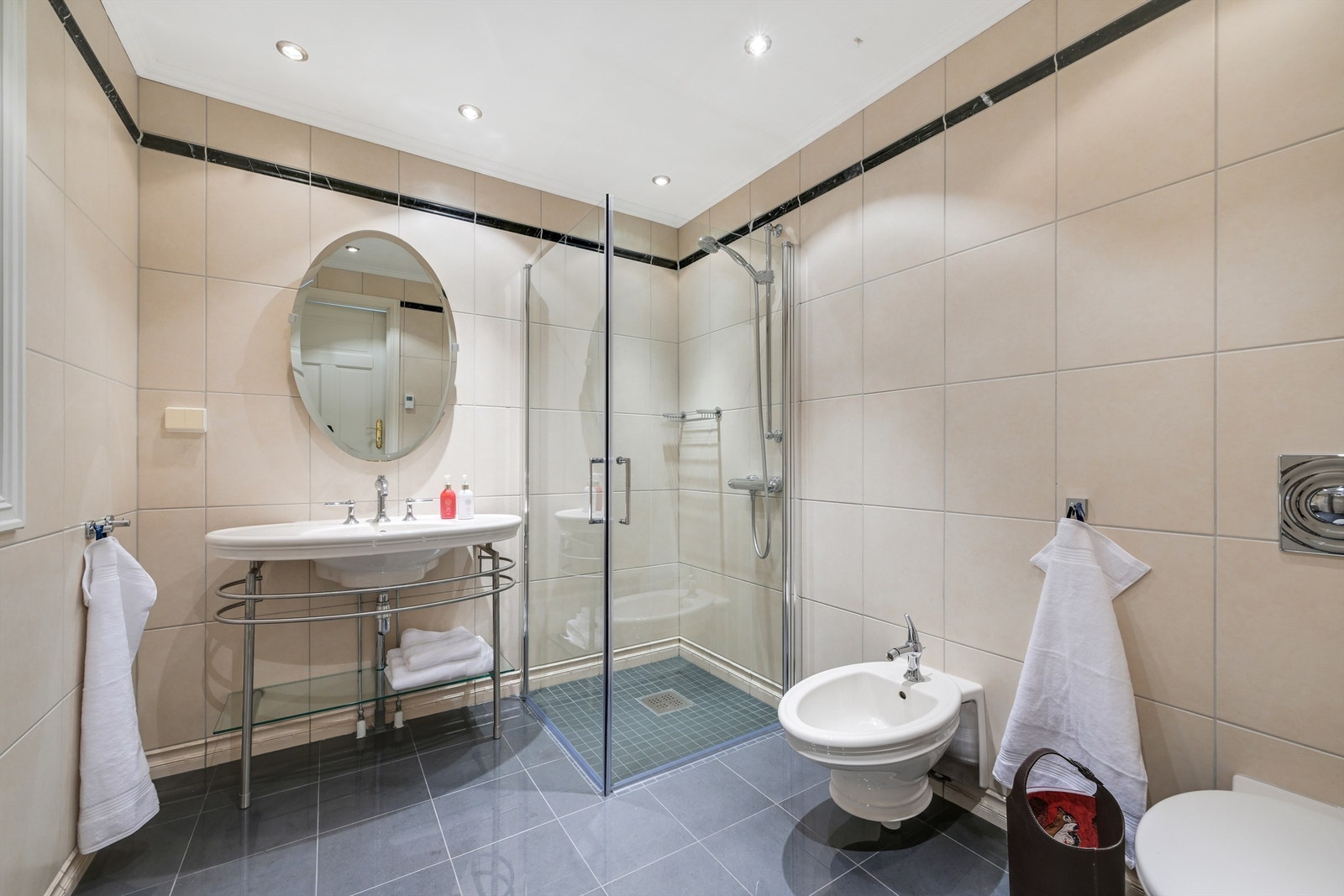 Baderommet som ligger til soverommet i første etasje Galleribilde