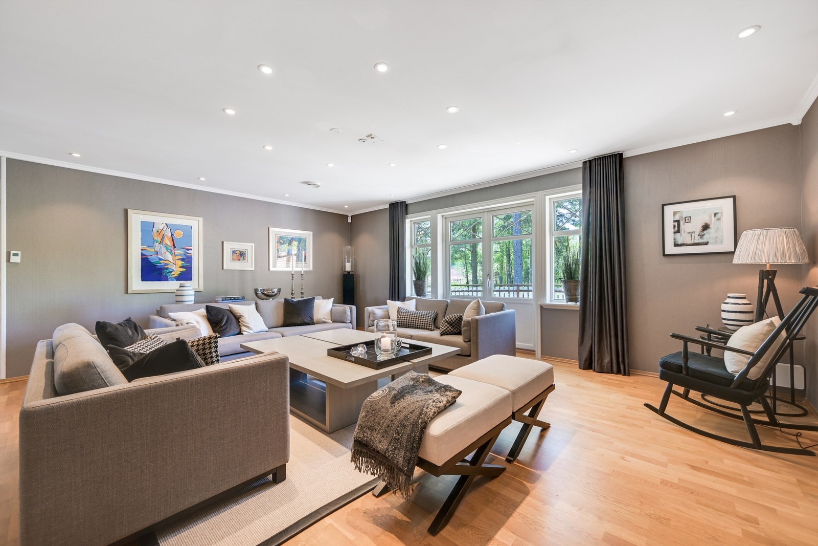 Lekker, oppgradert stue i delikate farger Galleribilde