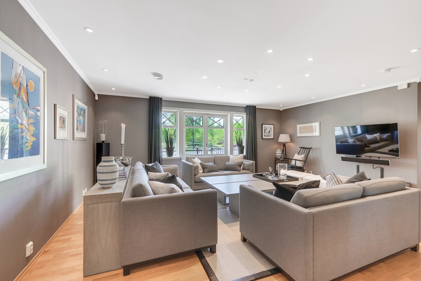 I denne etasjen er det to store bad og fem soverom Galleribilde