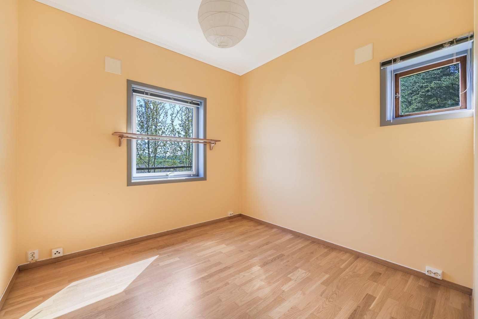 Hvilerom 1.etg. (innenfor salrom) I sidebygningen er rom inntegnet som "lager" på godkjente byggetegninger, på befaringsdagen benyttet som entre, gang og hvilerom. Dette kan være et søknadspliktig tiltak. Galleribilde