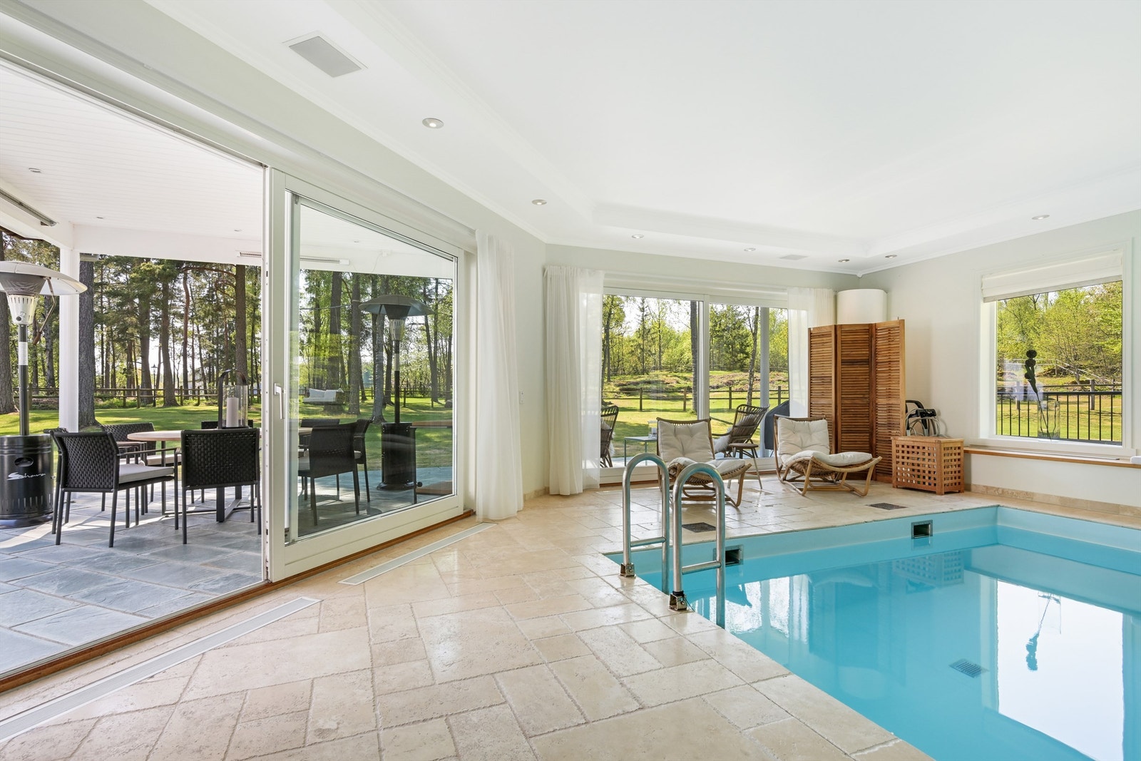 Fra spaanlegget er det direkte utgang ti et nydelig uteområde Galleribilde