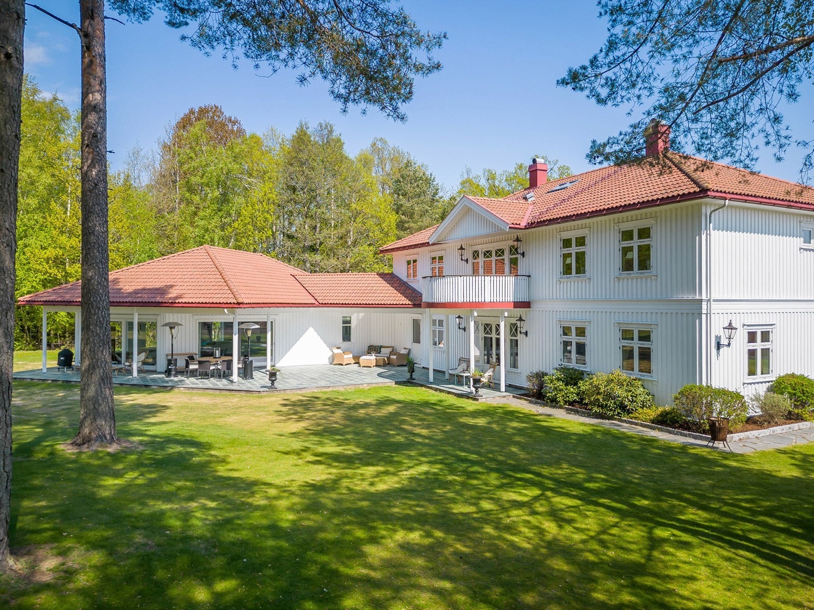 Det er flust av uteplasser til eiendommen og hagen er ideell for barn med god plass til ballek mm. Galleribilde