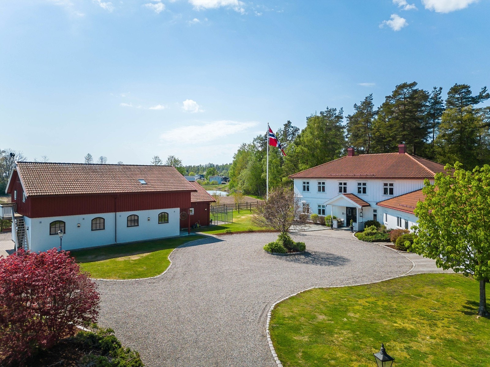 Bygningene og tomten er generelt er pent vedlikeholdt og virkelig tatt vare på av nåværende eier. Galleribilde