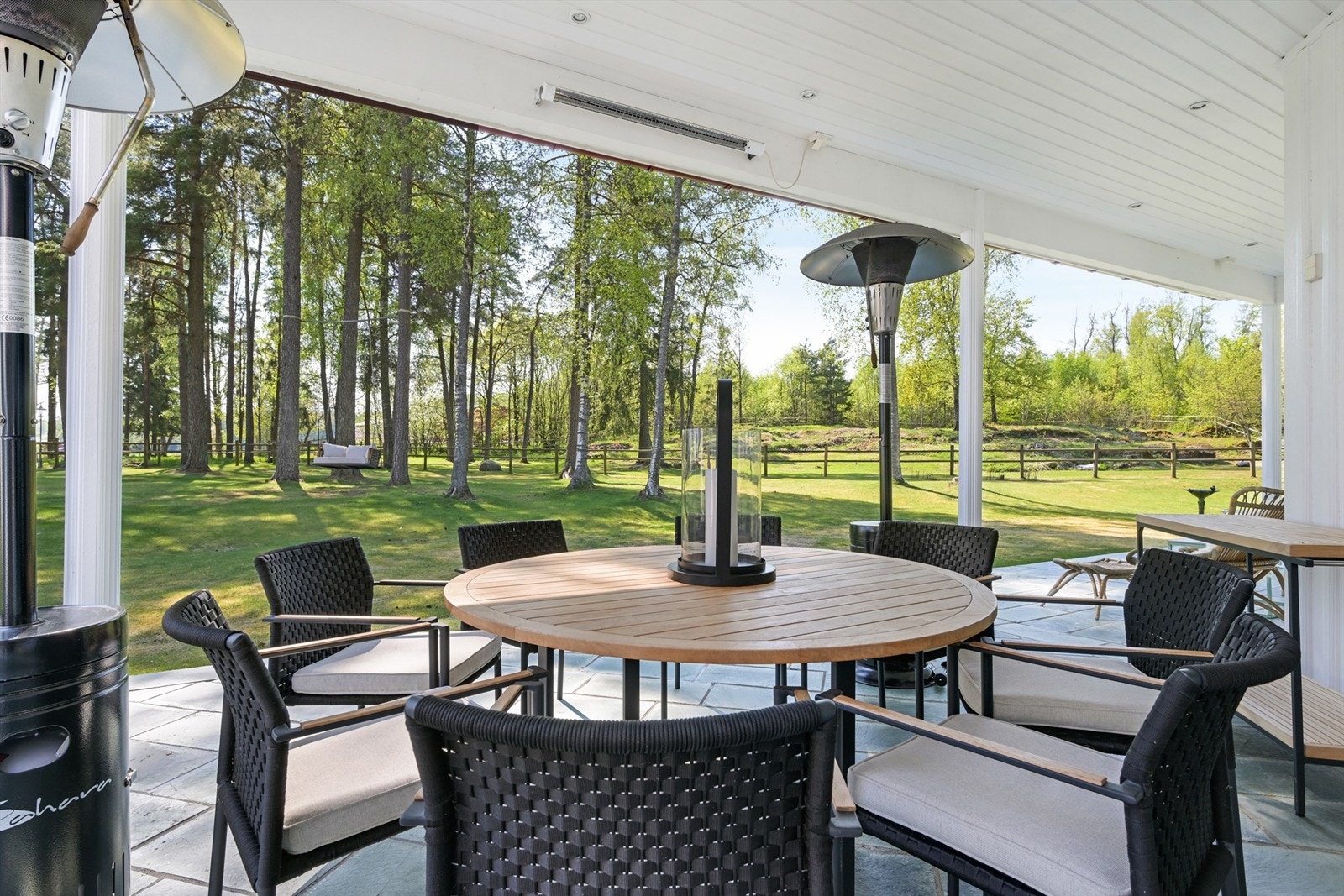 Her sitter man usjenert under takoverbygg Galleribilde