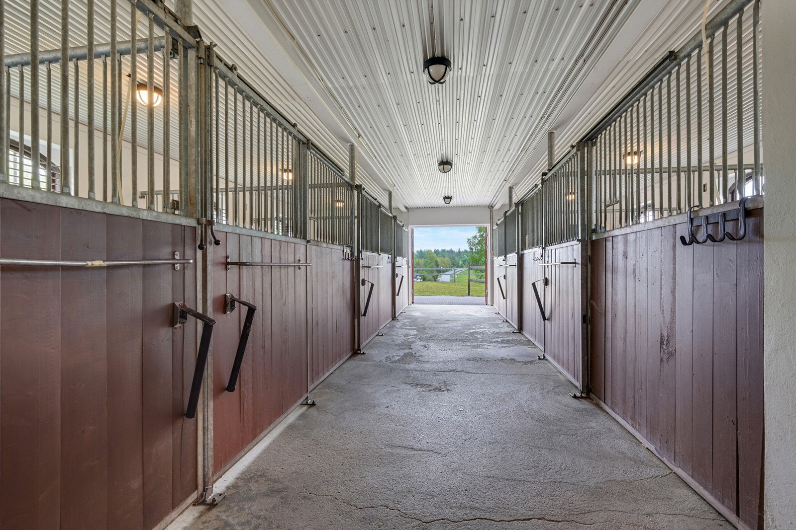 Stallen har 7 hestebokser og vaskespilt Galleribilde