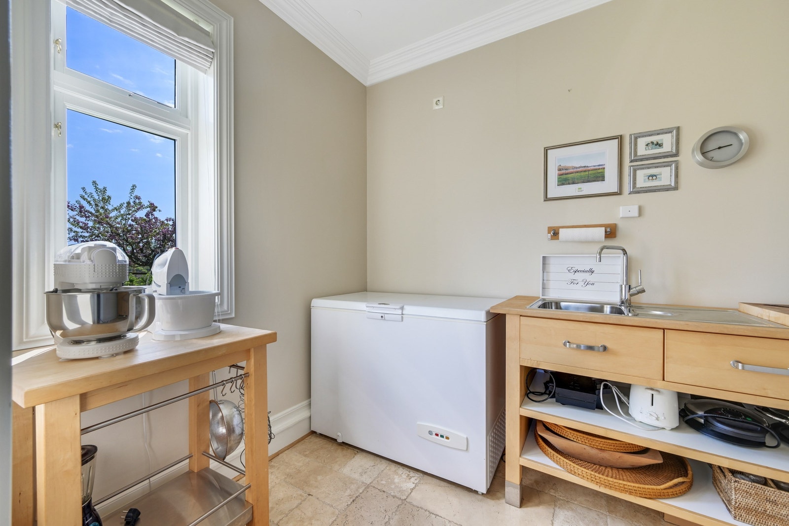 Grovkjøkkenet som ligger i tilknytning til kjøkkenet Galleribilde