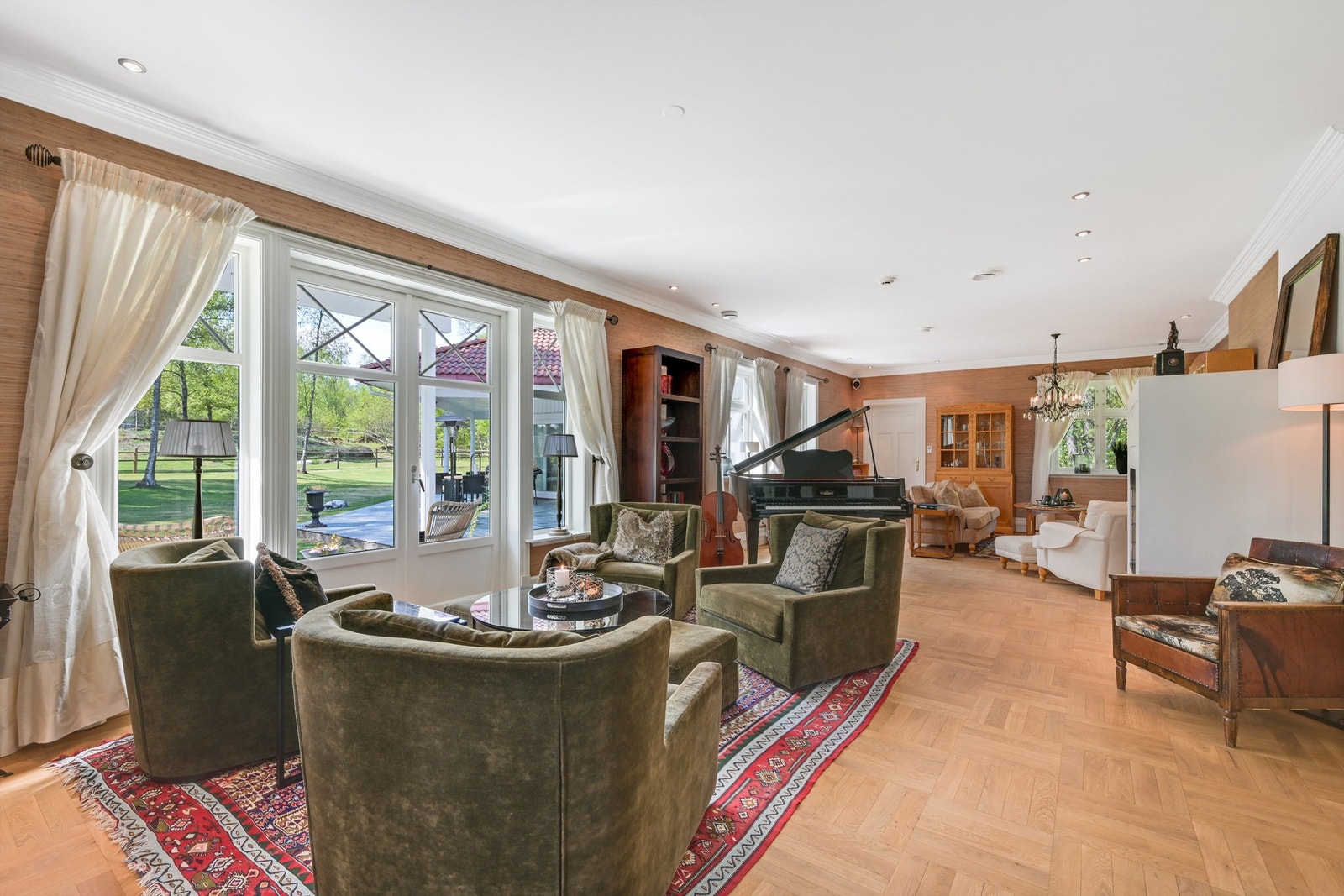 Stuen er stor og kan enkelt deles opp i soner ved hjelp av møblering Galleribilde