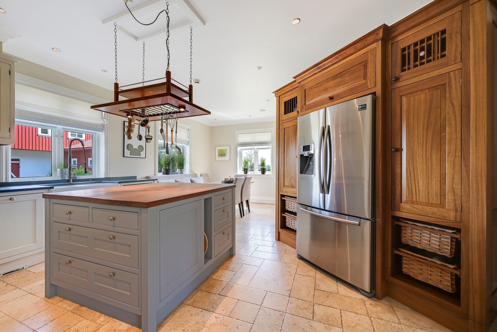 Kjøkkenet er romslig og svært innholdsrikt med mye skap- og benkeplass Galleribilde